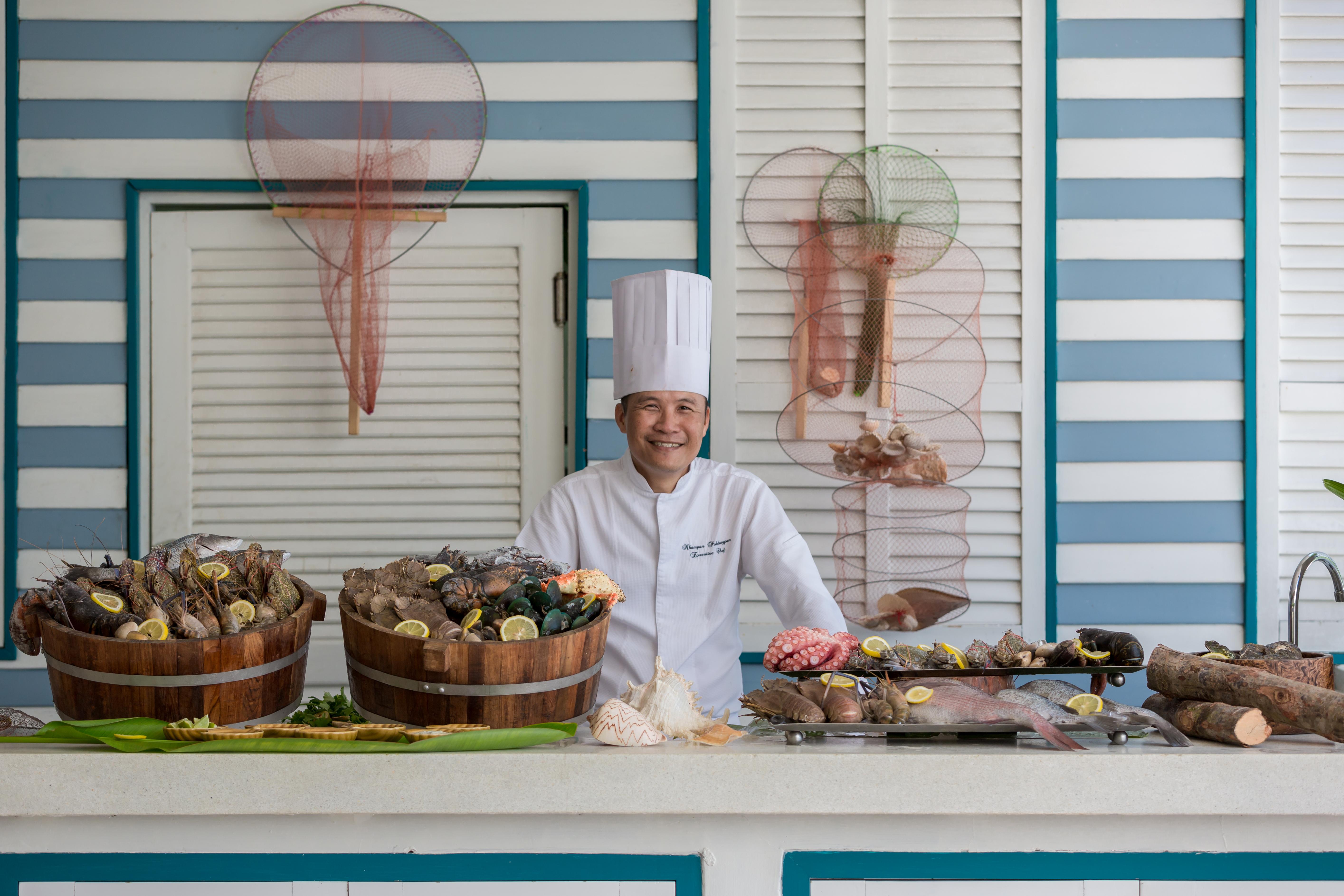 Hotel Barcelo Coconut Island, Phuket Extérieur photo A chef at the buffet