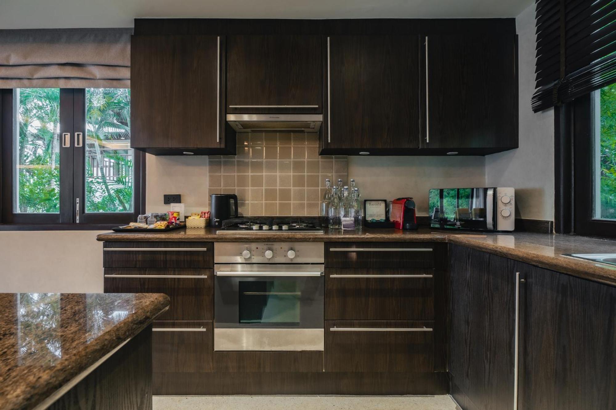 Hotel Barcelo Coconut Island, Phuket Extérieur photo A modern kitchen